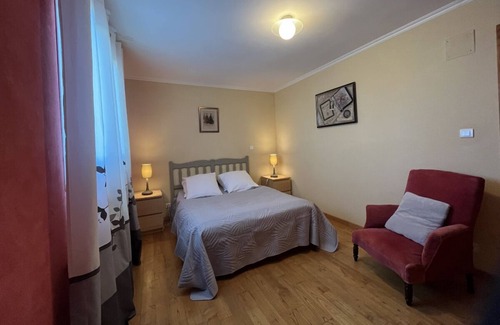 Besse-en-Chandesse House | Cottage 'La Datcha' with Mountain View, Private Garden and Wi-Fi