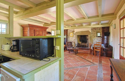 Landevieille House | Cottage 'Le Lodge 4 Pers 10min Plage' with Private Terrace, Shared Garden and Wi-Fi