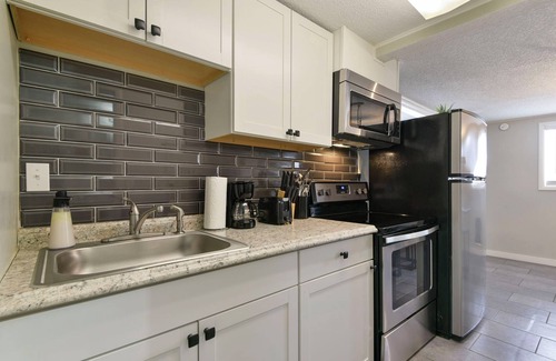 Kimberling City Apartment | Cottage @ Lighthouse Lodge - Cozy 1BR Cabin Steps from Table Rock Lake!