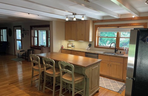 Woodstock Cottage | Cottage on the Lake! Cozy, Lakefront, 4BR house near Atlanta @ Allatoona Lake