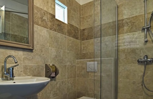 Sigonce Cottage | Cottage-Private Bathroom-L'Alouette