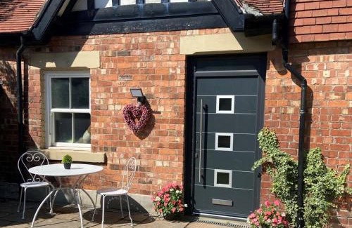 Lytham St. Anne's House | Cottage - Sleeps4 - PetFriendly - Garden - ByBeach