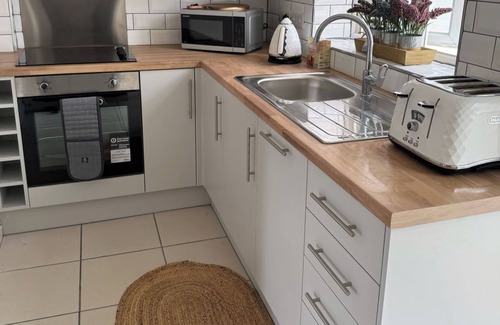 Middlewich Cottage | Cottage - Sleeps 4 - Pets Ok - Patio - Parking