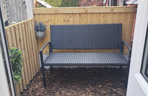 Middlewich Cottage | Cottage - Sleeps 4 - Pets Ok - Patio - Parking