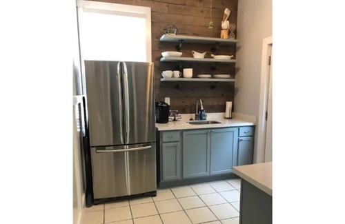 San Jacinto Cottage | Cottage - two blocks from beach