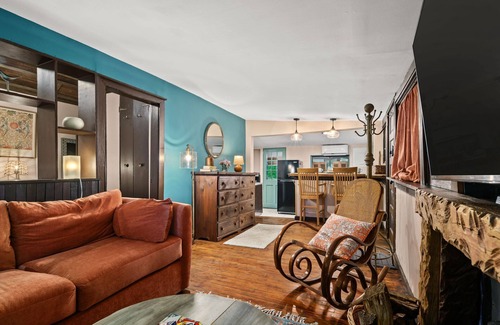 Ardentown House | Cottage w/King Bed & Private Backyard ~ Dogs OK