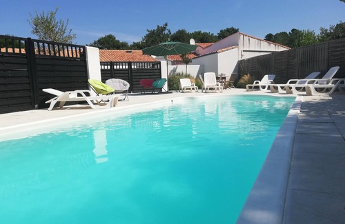 Rivedoux-Plage Cottage | Cottage with 2 bedrooms, private patio, quiet and private parking, heated pool