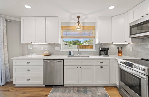 Gulf Gate Estates House | Cottage with AMAZING Fire Pit Near Siesta Key!