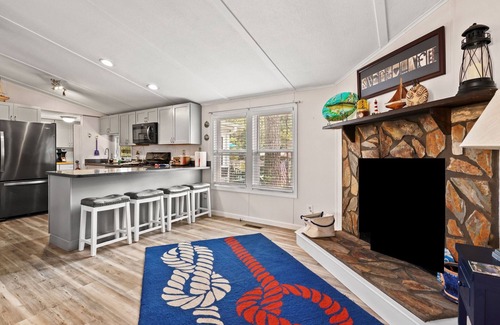 Birdsnest House | Counting Corks - Waterfront, Pet friendly, private dock!