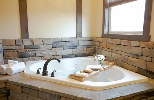Berlin House | Country Bliss Cottage by Amish Country Lodging