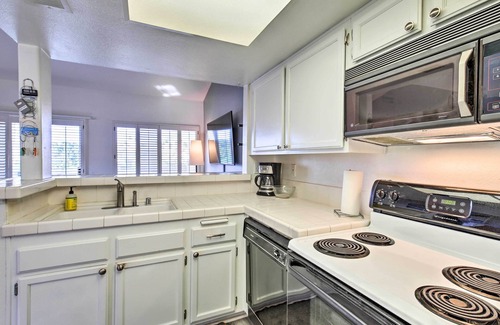 La Quinta Condo | Country Club Condo w/Pool + Hot Tub Access!