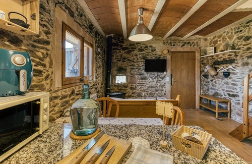 Susqueda Cottage | Country Cottage 'La Rústica' with Mountain Views, Shared Garden and Wi-Fi
