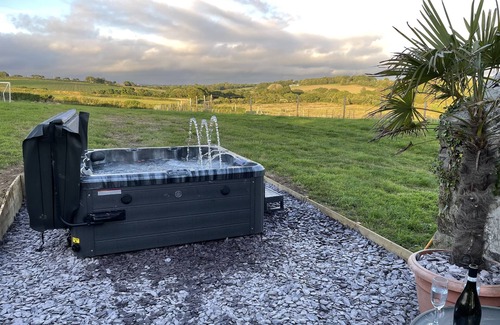 Townshend House | Country cottage with farm animals and hot tub near beaches