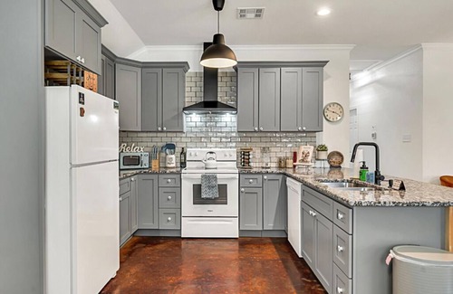 Waco House | Country Cutie at Magnolia - Family & Pet Friendly, QR Code Walk-Thru Tour!