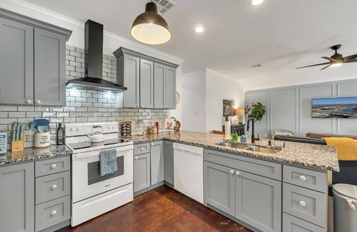 Waco House | Country Cutie at Magnolia - Family & Pet Friendly, QR Code Walk-Thru Tour!