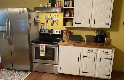 Pelham House | Country home 15 min to Bonnaroo farm & 10 min to the Caverns w Jacuzzi hot tub