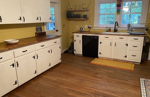 Pelham House | Country home 15 min to Bonnaroo farm & 10 min to the Caverns w Jacuzzi hot tub