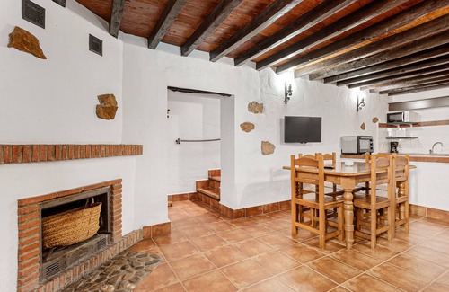 Malaga House | Country House 'El Pajar' with Lake View, Shared Pool and Wi-Fi
