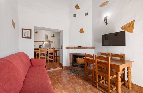 Malaga House | Country House 'El Tinao' with Lake View, Shared Pool and Wi-Fi