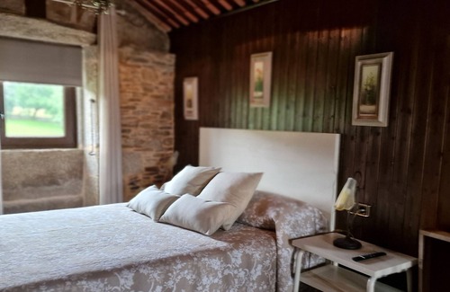 Coristanco Cottage | Country House 'Hórreo' with Private Garden, Balcony and Wi-Fi