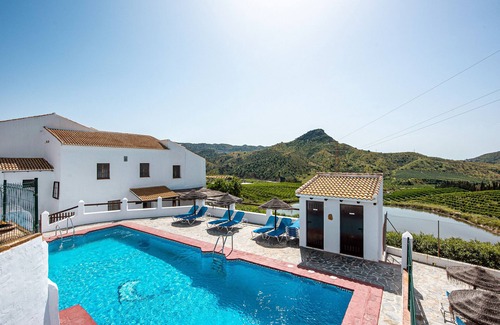 Malaga House | Country House 'La Cochera' with Lake View, Shared Pool and Wi-Fi