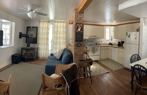 Oro-Medonte House | Country House, sleeps 8. Kitchen, BBQ, campfire. Self contained, Event Friendly!