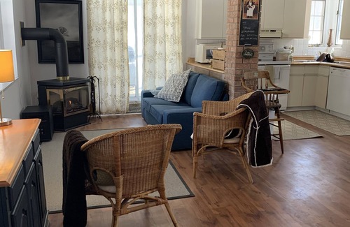 Oro-Medonte House | Country House, sleeps 8. Kitchen, BBQ, campfire. Self contained, Event Friendly!
