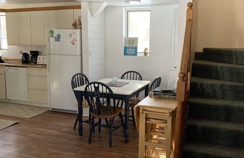 Oro-Medonte House | Country House, sleeps 8. Kitchen, BBQ, campfire. Self contained, Event Friendly!