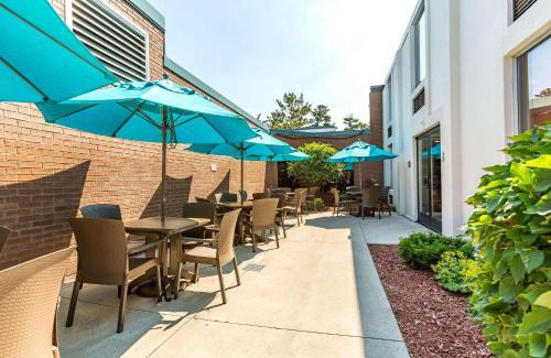 Traverse City Hotel | Country Inn & Suites by Radisson, Traverse City, MI