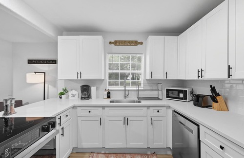 Sherman House | Countryside Cottage Getaway | 3BD/3BA w Patio+BBQ