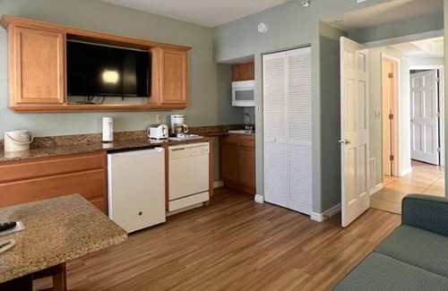 Kissimmee Apartment | Couple Retreat | Suite with Kitchen & Living Area | Outdoor Pool