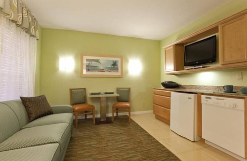 Kissimmee Apartment | Couple Retreat | Suite with Kitchen & Living Area | Outdoor Pool