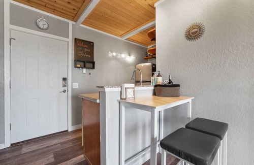 Tahoe Village House | Couple’s King Suite | Sauna & Balcony | Sleeps 3