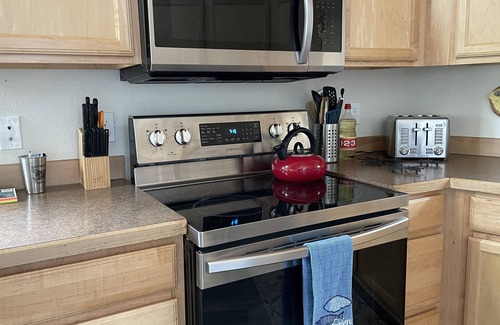 Homer House | Couple’s Spacious Summer Master - Non Shared Unit.