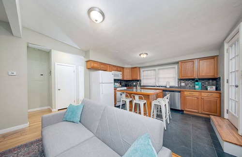 Marblehead Apartment | Couples & Beach lovers Meet your needs here