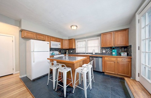 Marblehead Apartment | Couples & Beach lovers Meet your needs here