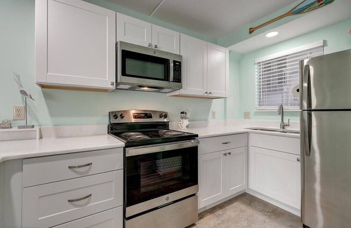 Corpus Christi Condo | Couples retreat on canal, Serene sunset views, 1.3 miles to beach-NEW ON MARKET!