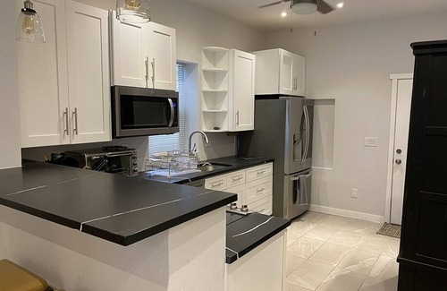 South Salt Lake Apartment | Couples Retreat–Ski Cook Play 1 bdrm Queen—freestanding well appointed digs