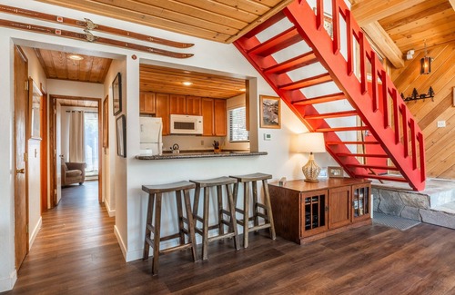 Mammoth Lakes House | Courchevel #15 - 2 Bedroom, 2 Bathroom, Sleeps 6! Just steps to Canyon Lodge!