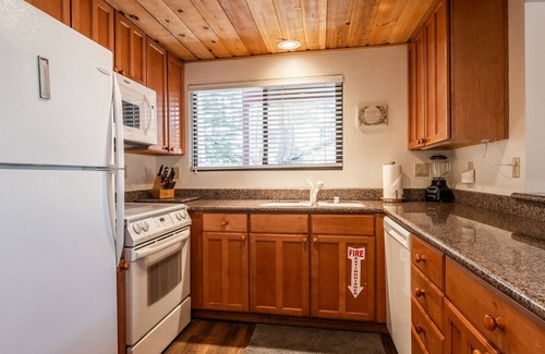 Mammoth Lakes House | Courchevel #15 - 2 Bedroom, 2 Bathroom, Sleeps 6! Just steps to Canyon Lodge!