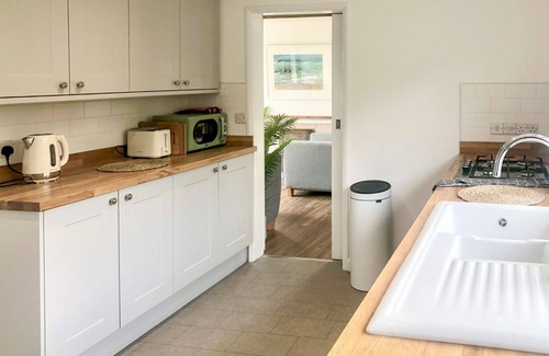 Totnes Cottage | Courtfield Bungalow is a 3 bedroom bungalow, refurbished in 2021 sleeping up to 6 guests.