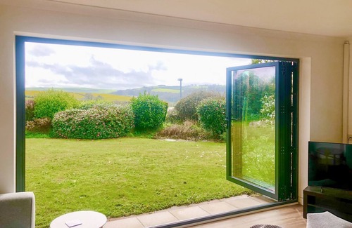 Totnes Cottage | Courtfield Bungalow is a 3 bedroom bungalow, refurbished in 2021 sleeping up to 6 guests.