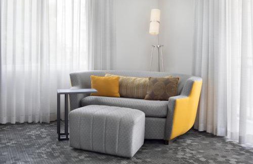 Downtown Hotel | Courtyard Miami Dadeland