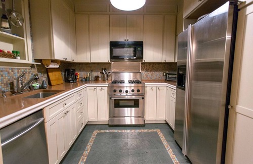 Historic Downtown Savannah House | Courtyard on Gaston w/Private Living Area & Murphy Bed by Lucky Savannah