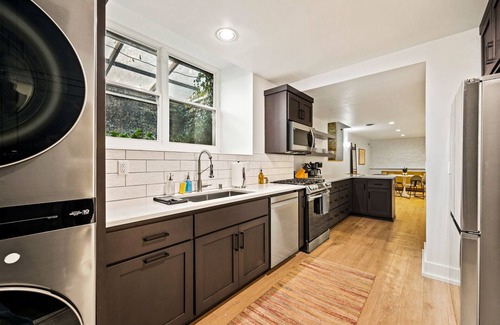 Sturgeon Bay Apartment | Courtyard Suite - Modern Comfort in the Heart of Downtown Sturgeon Bay