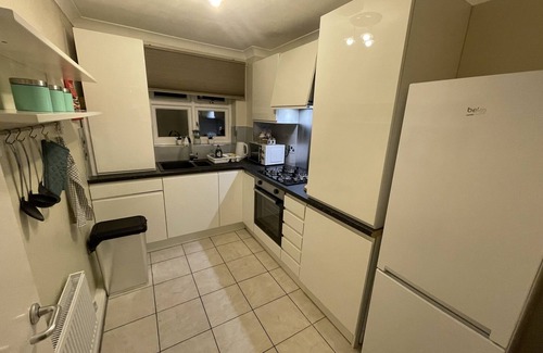 Norwood Green Apartment | Cousy West London flat with King size bed and parking