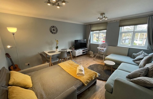 Norwood Green Apartment | Cousy West London flat with King size bed and parking
