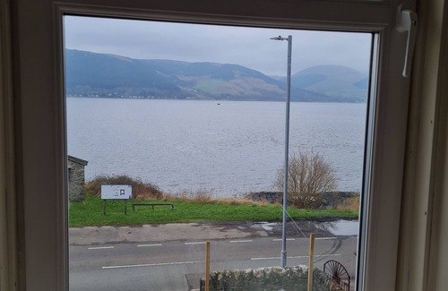Kilcreggan House | Cove Lochside Apartment with Sea and Sunset Views