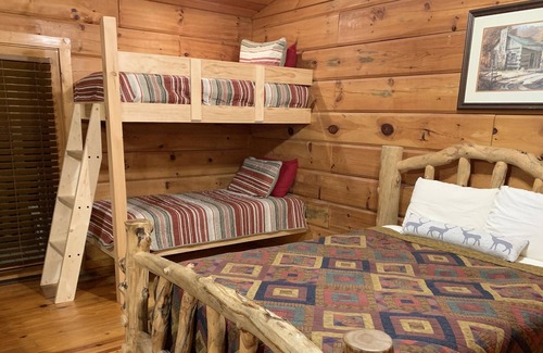 Townsend Cabin | Cove Stream Cabin | Riverfront *fire pit *tubing *WiFi *fish *swim