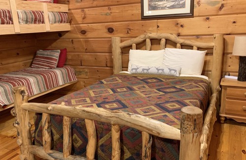 Townsend Cabin | Cove Stream Cabin | Riverfront *fire pit *tubing *WiFi *fish *swim